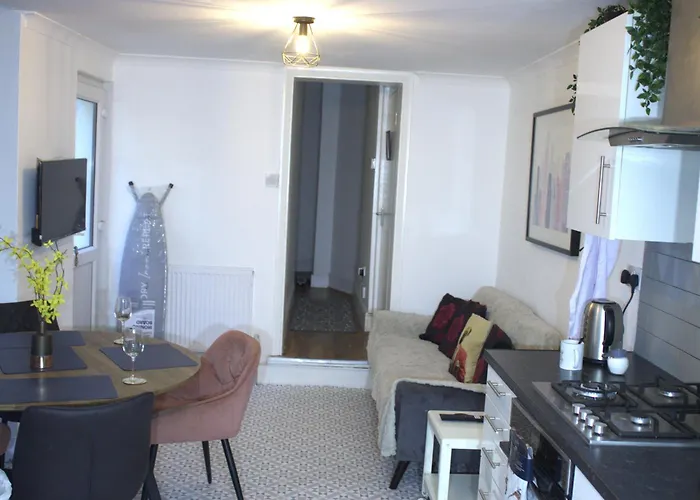 Two Bedroom Flat Near Transport & Shops