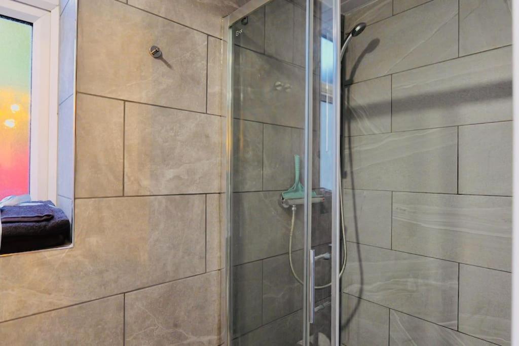 Apartamento Two Bedroom Flat Near Transport & Shops *